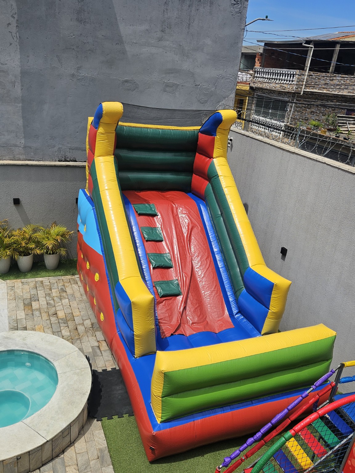 Tobogã inflável colorido da Brinquedos da Titi